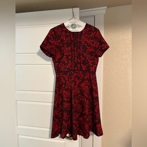 Banana Republic Fit & Flare Dress
Red/Burgundy Floral
Center Back Zip
Size 6